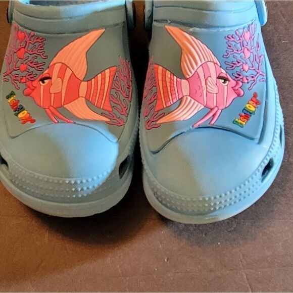 KIDS BLUE CROCS WITH PINK 🐟 🐠 - Picture 15 of 16